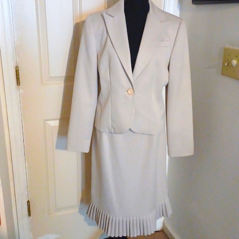 D14-👌- LightTextured, Light Colored Beige 2pc Jacket/Skirt Set - sz 10
